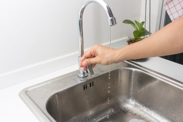 remove water from faucet